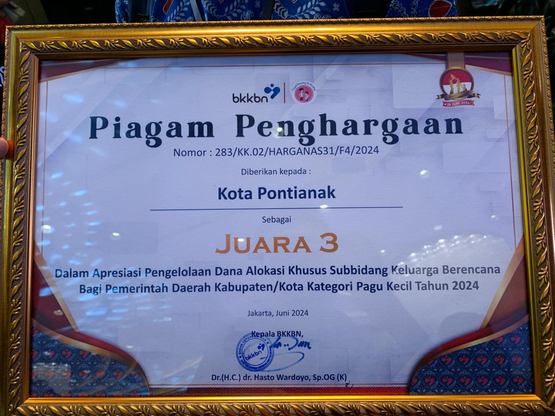 Penghargaan kepada Kota Pontianak sebagai juara ketiga dalam mengelola DAK Subbidang KB Kategori Pagu Kecil pada Peringatan Harganas ke-31 di Semarang.